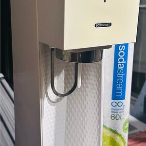 SodaStream White w/Carbonator & Bottle